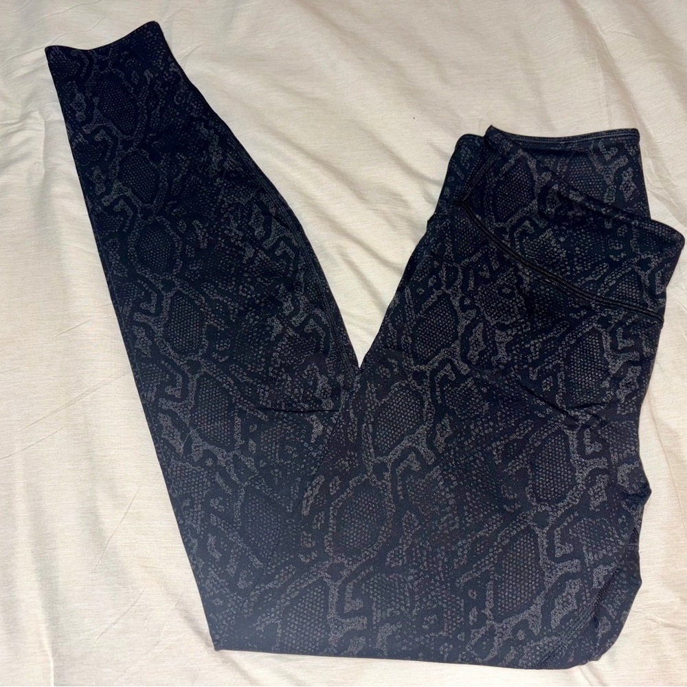 🦁 Fierce + Regal Black Snake Print Leggings - Small 🖤